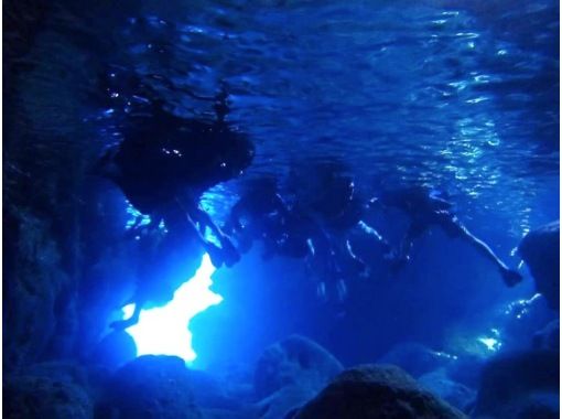 【沖縄・伊良部島】青の洞窟&リーフWシュノーケル+グラスボート海底遊覧♪(今だけ青の洞窟シュノーケルを特価で提供!) 【沖縄・伊良部島】青の洞窟&リーフWシュノーケル+グラスボート海底遊覧♪(今だけ青の洞窟シュノーケルを特価で提供!)