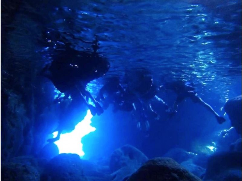 【沖繩縣伊良部島】藍洞&珊瑚礁雙人浮潛+玻璃底船海底巡遊♪（藍洞浮潛現特價！）の紹介画像