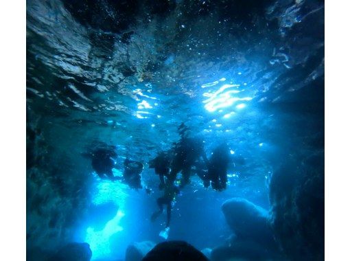 【沖縄・伊良部島】青の洞窟&リーフWシュノーケル+グラスボート海底遊覧♪(今だけ青の洞窟シュノーケルを特価で提供!) 【沖縄・伊良部島】青の洞窟&リーフWシュノーケル+グラスボート海底遊覧♪(今だけ青の洞窟シュノーケルを特価で提供!)