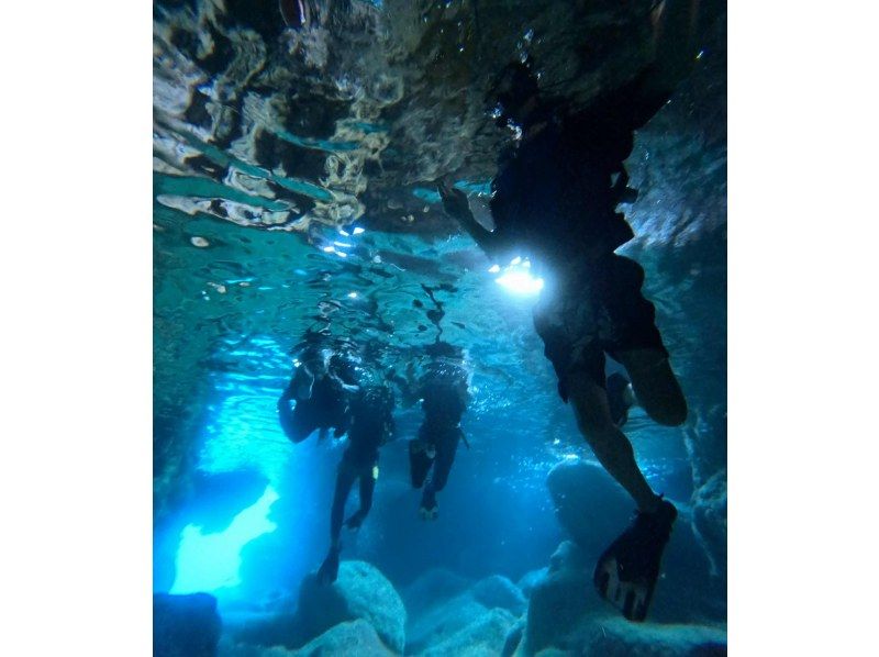 【沖繩縣伊良部島】藍洞&珊瑚礁雙人浮潛+玻璃底船海底巡遊♪（藍洞浮潛現特價！）の紹介画像