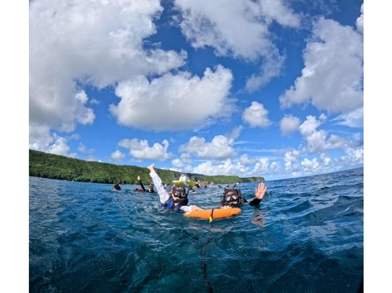 【沖繩縣伊良部島】藍洞&珊瑚礁雙人浮潛+玻璃底船海底巡遊♪（藍洞浮潛現特價！）の紹介画像