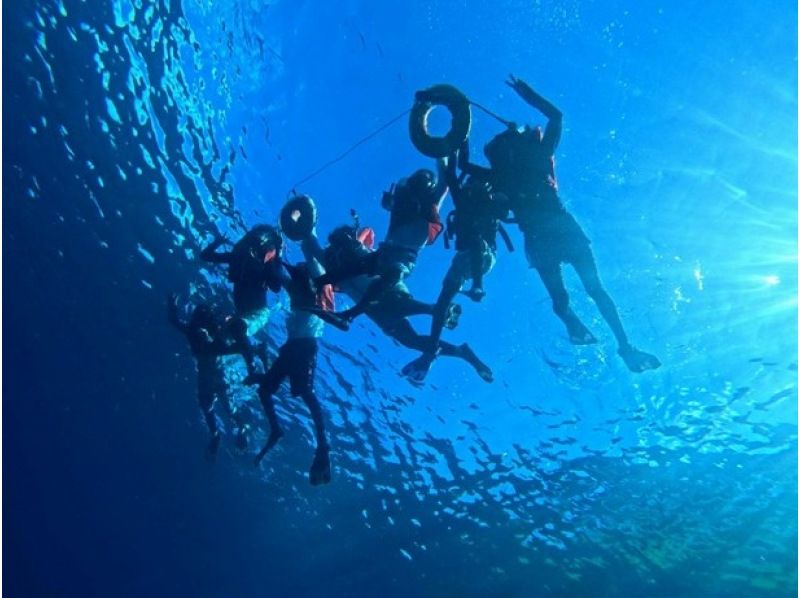 【沖繩縣伊良部島】藍洞&珊瑚礁雙人浮潛+玻璃底船海底巡遊♪（藍洞浮潛現特價！）の紹介画像