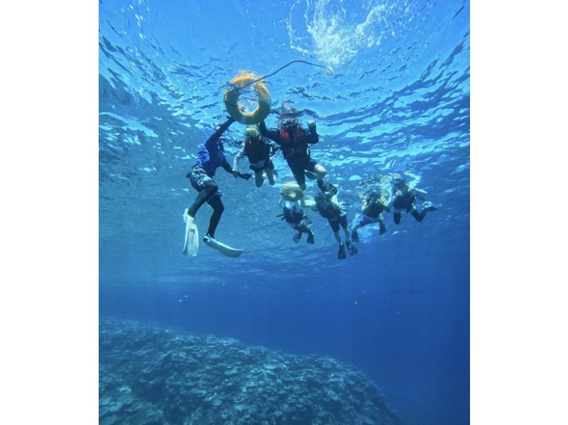 【沖繩縣伊良部島】藍洞&珊瑚礁雙人浮潛+玻璃底船海底巡遊♪（藍洞浮潛現特價！）の紹介画像