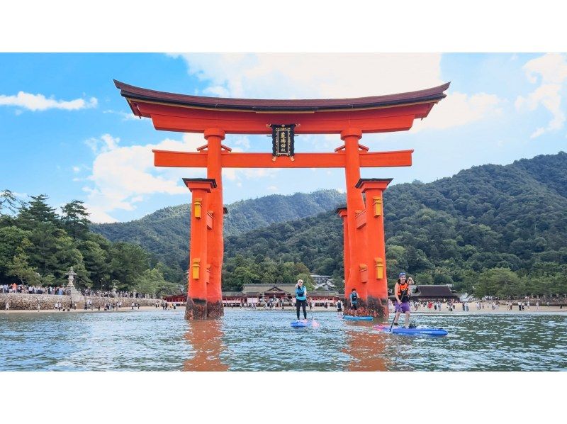 【広島・宮島】1日で２つの世界遺産を水の上から制覇する唯一無二のSUPツアー【英語対応OK】の紹介画像