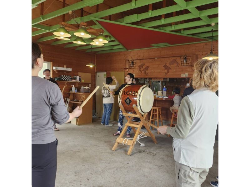 【東京・八丈島】郷土芸能に触れる八丈太鼓体験の紹介画像