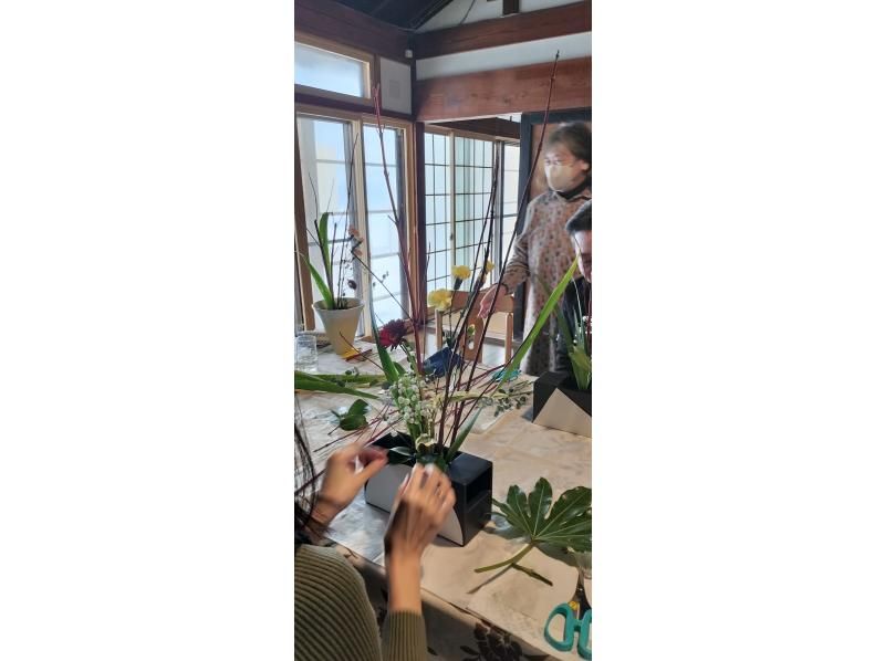 【秋田・角間川】歴史ある豪商の邸宅で日本の伝統文化に浸る＜華道家元池坊・生け花体験＞の紹介画像