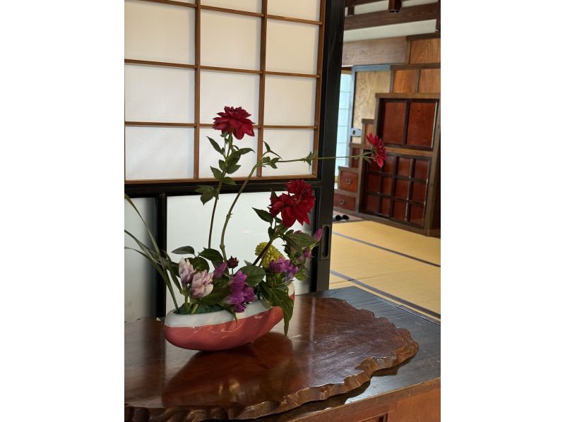 【秋田・角間川】歴史ある豪商の邸宅で日本の伝統文化に浸る＜華道家元池坊・生け花体験＞の紹介画像