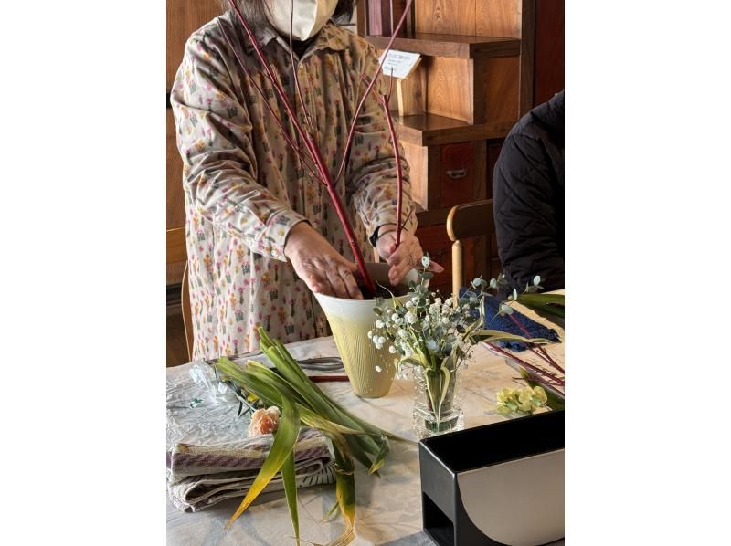 【秋田・角間川】歴史ある豪商の邸宅で日本の伝統文化に浸る＜華道家元池坊・生け花体験＞の紹介画像