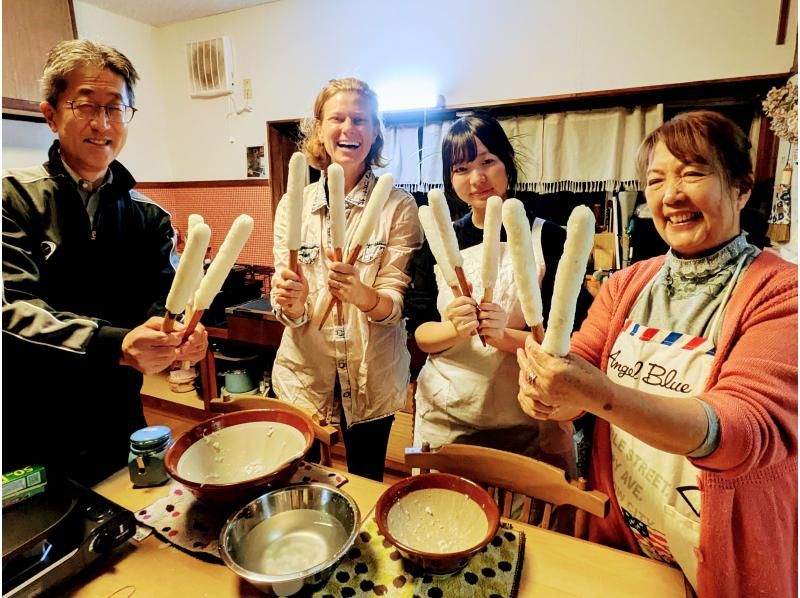 【秋田・北秋田】秋田と言えばきりたんぽ鍋♪ご飯をつぶして「たんぽ」を作るところから！ご家族やグループで楽しく本格郷土料理体験120分の紹介画像