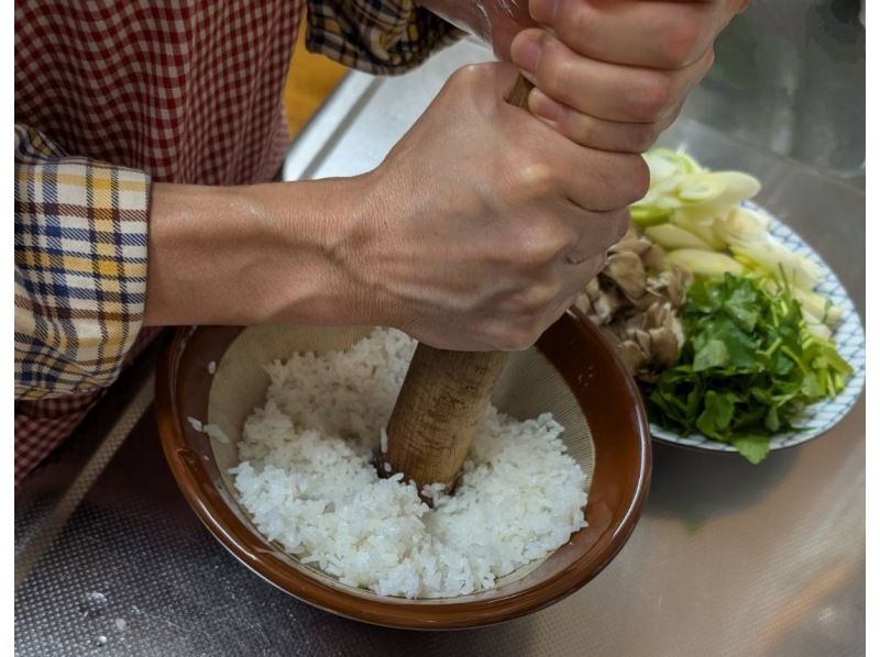 【秋田・北秋田】秋田と言えばきりたんぽ鍋♪ご飯をつぶして「たんぽ」を作るところから！ご家族やグループで楽しく本格郷土料理体験120分の紹介画像