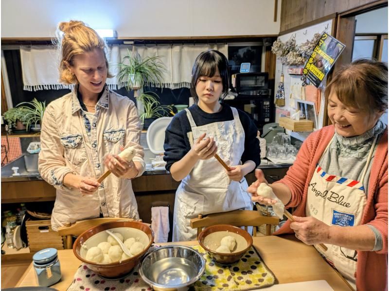 【秋田・北秋田】秋田と言えばきりたんぽ鍋♪ご飯をつぶして「たんぽ」を作るところから！ご家族やグループで楽しく本格郷土料理体験120分の紹介画像