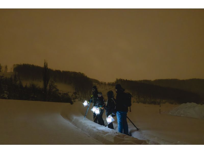 【北海道・富良野】スノーランタンおでんナイト／農業体験型イブニングツアー、ナイトハイクで掘出しに行く越冬キャベツと体温まるおでんナイトツアーの紹介画像
