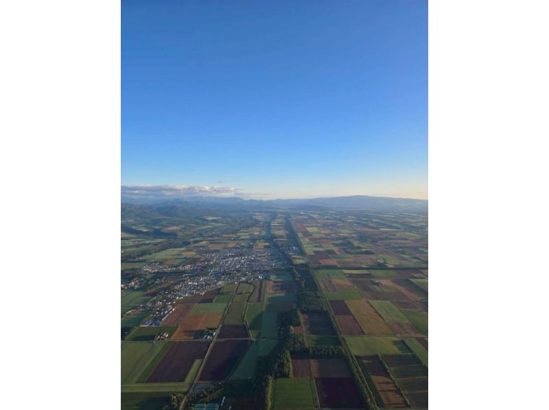 [Hokkaido, Tokachi] Recommended for families and couples! Enjoy a free flight in a hot air balloon and have the Tokachi Plain all to yourself as it is dyed in the morning glow!の紹介画像