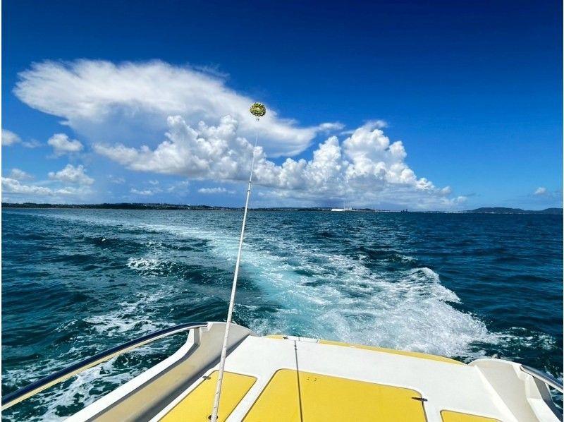 オータムキャンペーンセール 2025【沖縄・うるま市】一艇貸切！高度30メートル以上！青い空での空中散歩！世界に一つ！シーサーパラセーリングの紹介画像