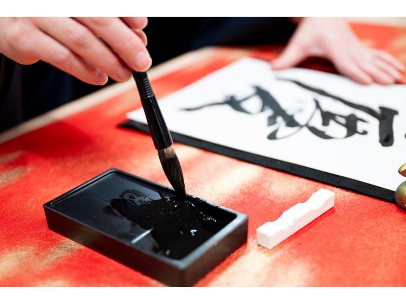 [Near Hiroshima Peace Memorial Park] Calligraphy Experience &ndash; Write your favorite kanji on a fan with a professional calligrapher! (45 minutes)の紹介画像