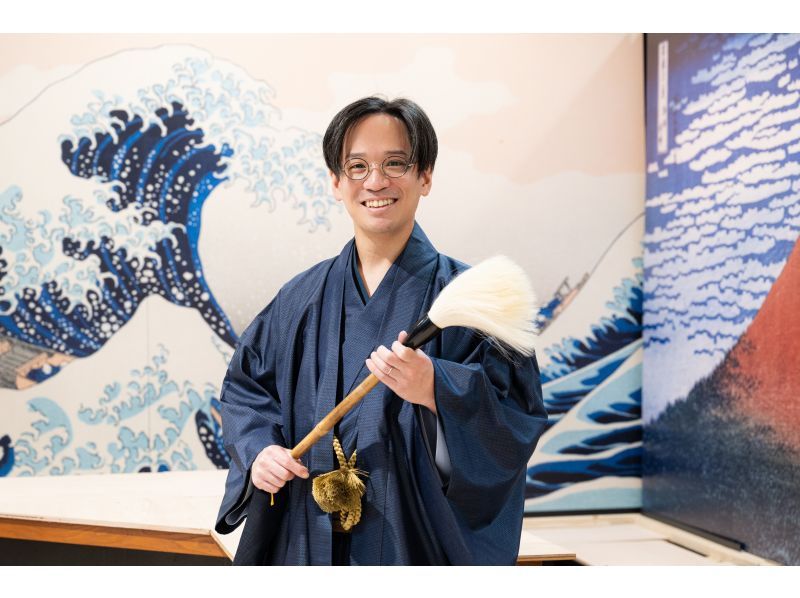 [Near Hiroshima Peace Memorial Park] Calligraphy Experience &ndash; Write your favorite kanji on a fan with a professional calligrapher! (45 minutes)の紹介画像