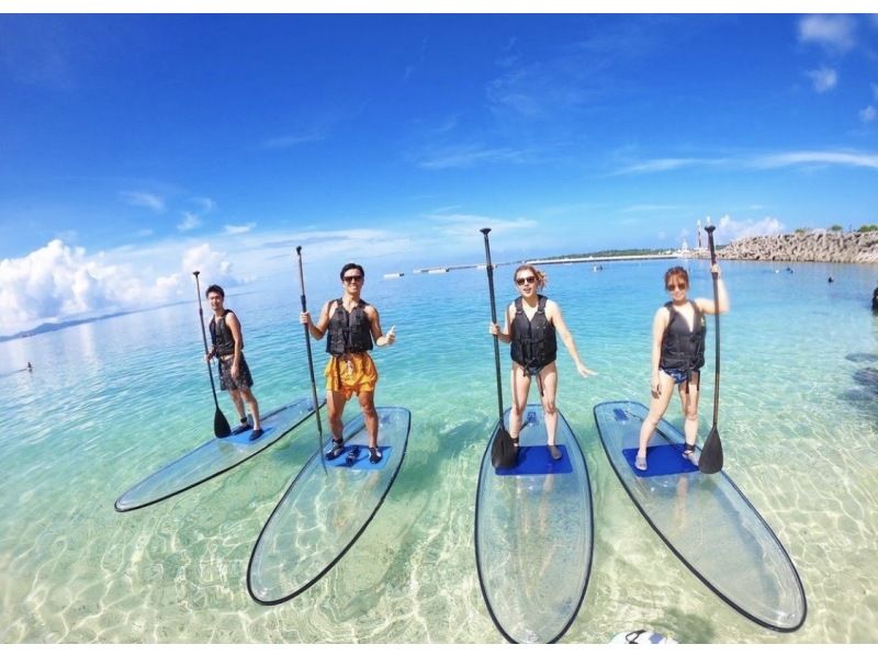 [โอกินาว่า เมืองโมโตบุ] เล่น SUP ในทะเลใสราวคริสตัลและพาราเซลสุดอลังการ! เพลิดเพลินกับโลกสีฟ้าทั้งสองแบบ!の紹介画像