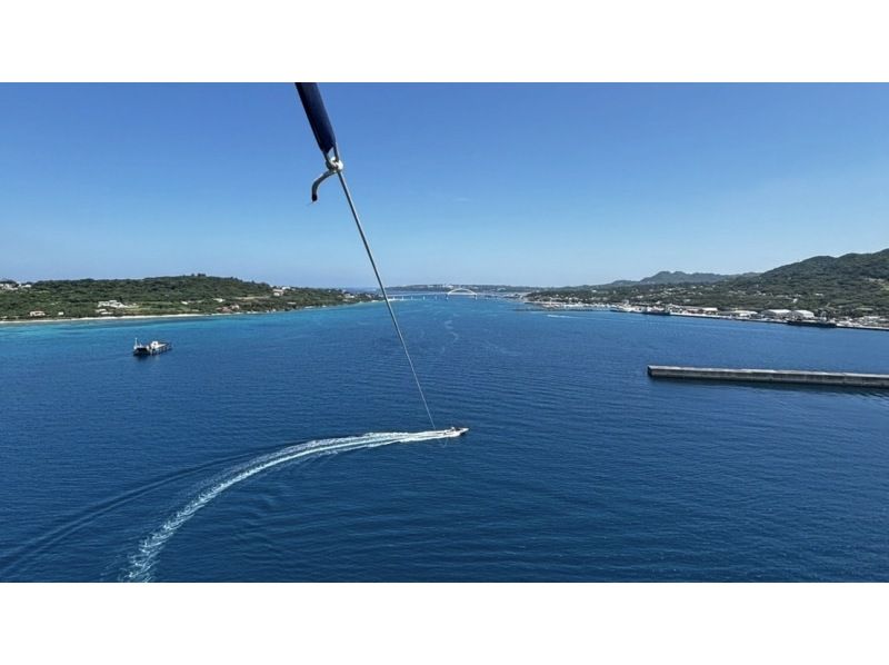 [โอกินาว่า เมืองโมโตบุ] เล่น SUP ในทะเลใสราวคริสตัลและพาราเซลสุดอลังการ! เพลิดเพลินกับโลกสีฟ้าทั้งสองแบบ!の紹介画像