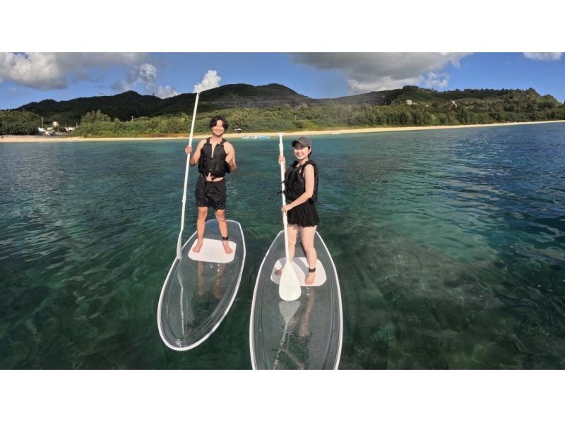 [โอกินาว่า เมืองโมโตบุ] เล่น SUP ในทะเลใสราวคริสตัลและพาราเซลสุดอลังการ! เพลิดเพลินกับโลกสีฟ้าทั้งสองแบบ!の紹介画像