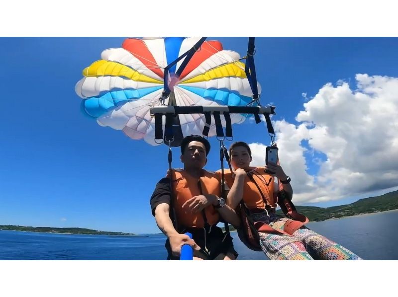 [โอกินาว่า เมืองโมโตบุ] เล่น SUP ในทะเลใสราวคริสตัลและพาราเซลสุดอลังการ! เพลิดเพลินกับโลกสีฟ้าทั้งสองแบบ!の紹介画像