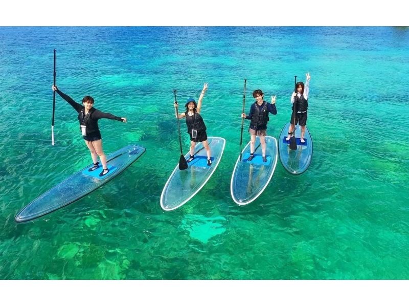 [โอกินาว่า เมืองโมโตบุ] เล่น SUP ในทะเลใสราวคริสตัลและพาราเซลสุดอลังการ! เพลิดเพลินกับโลกสีฟ้าทั้งสองแบบ!の紹介画像