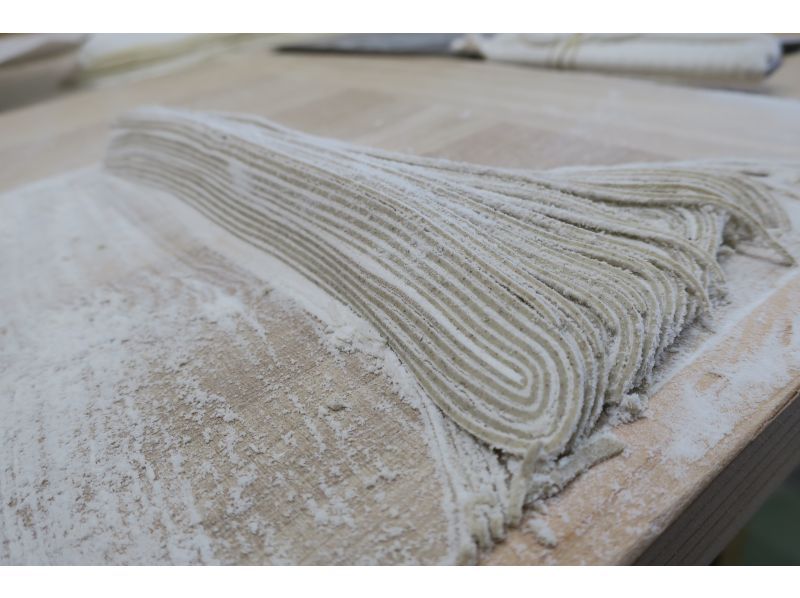 【秋田県・横手市】”職歴２５年の木工職人”が教える！日本三大美林秋田杉を使ったイス製作体験+手打ちそばといものこ汁の昼食付満足セットの紹介画像