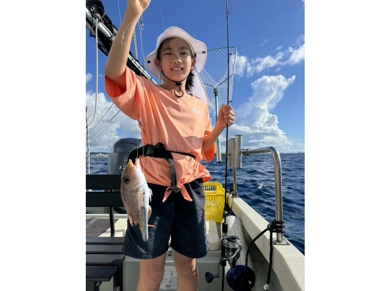 Sea fishing on Okinawa's main island ♫ Ginowan Marina ⭐︎ Boat fishing tour targeting high-quality fish such as sea bass! Elementary school students and above welcome ⭐︎ Beginners are also welcome to join ♫の紹介画像