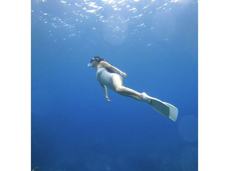 【宮古島・1組貸切】4名様まで限定！少人数制ウミガメスキンダイビングツアー体験！⭐️元USJダンサー⭐️プロのエンターテイナーが担当ガイド！の紹介画像