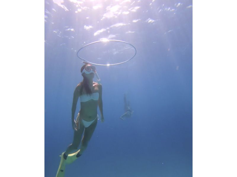【1組貸切・少人数制・送迎あり】ウミガメスキンダイビング体験！ツアー後ドローン撮影あり？⭐️元USJダンサー⭐️エンターテイナー型ツアー！の紹介画像