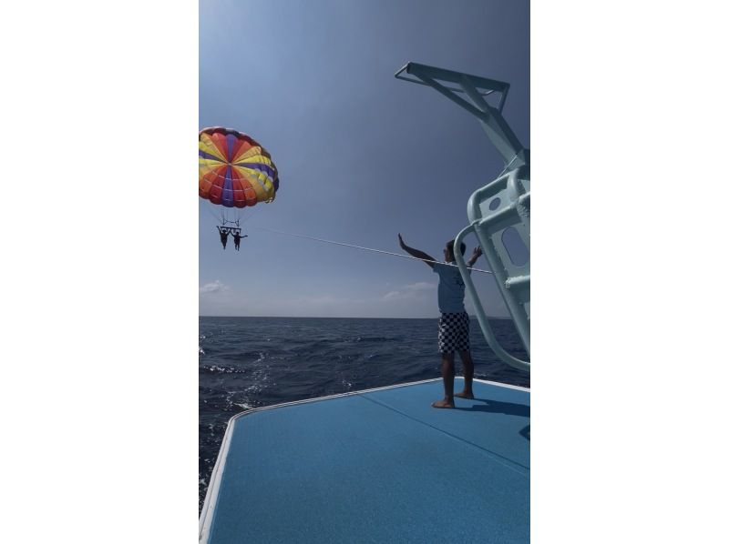 [Departing from Naha, same-day reservations accepted] Opening price only from December to January! Take a stroll through the Kerama Blue sky on a cute Tiffany-colored boat! Waterproof smartphone holder included!の紹介画像