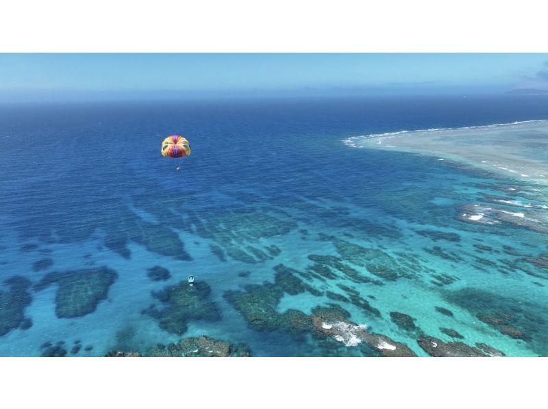 【那覇発・当日予約OK】1月までの限定オープニング価格！ティファニーカラーの可愛い船でケラマブルーを空中散歩！防水スマホホルダープレゼント♪の紹介画像