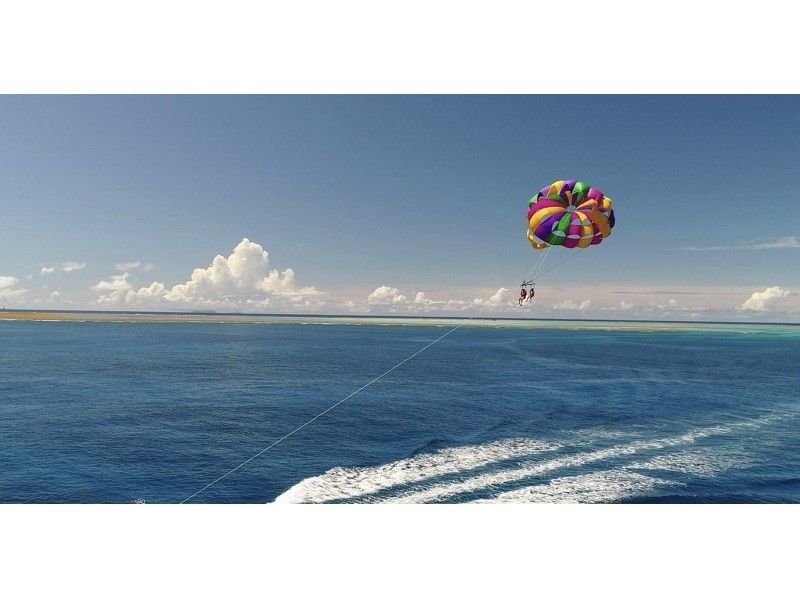 [Departing from Naha, same-day reservations accepted] Opening price only from December to January! Take a stroll through the Kerama Blue sky on a cute Tiffany-colored boat! Waterproof smartphone holder included!の紹介画像