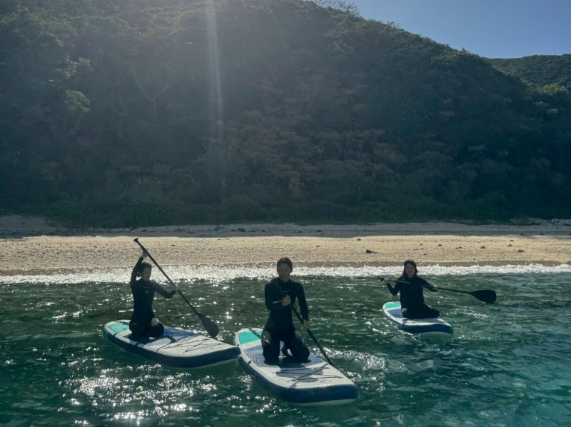 [อามามิโอชิมะ - SUP + BBQ] [สบายแม้ในฤดูหนาว] SUP Cruise ♪ BBQ หรือ Island Black Pork Shabu-Shabu (อาบน้ำอุ่น / รวมภาพถ่าย)の紹介画像