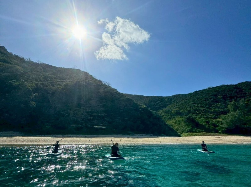 [Amami Oshima - SUP + BBQ] [สบายแม้ในฤดูหนาว] แผนล่องเรือ SUP และบาร์บีคิวริมชายหาดที่อบอุ่น (มีฝักบัวแบบเปียกและร้อนให้บริการ / รวมรูปถ่าย)の紹介画像