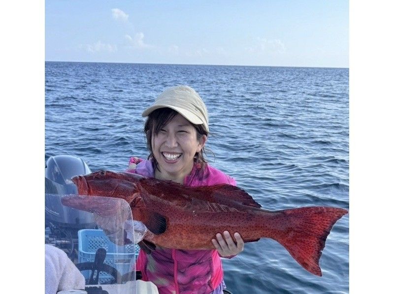 [โอกินาว่า คุเมจิมะ] นักท่องเที่ยวขาประจำที่ได้รับความนิยมสูงสุด: ลิ้มรสปลาสดๆ! สัมผัสประสบการณ์ทัวร์กับชาวประมง!の紹介画像