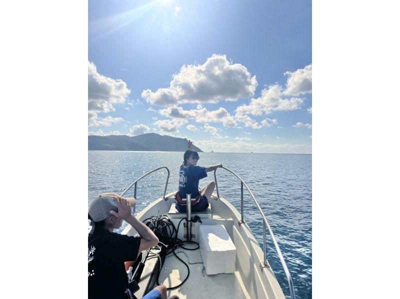 [โอกินาว่า คุเมจิมะ] นักท่องเที่ยวขาประจำที่ได้รับความนิยมสูงสุด: ลิ้มรสปลาสดๆ! สัมผัสประสบการณ์ทัวร์กับชาวประมง!の紹介画像