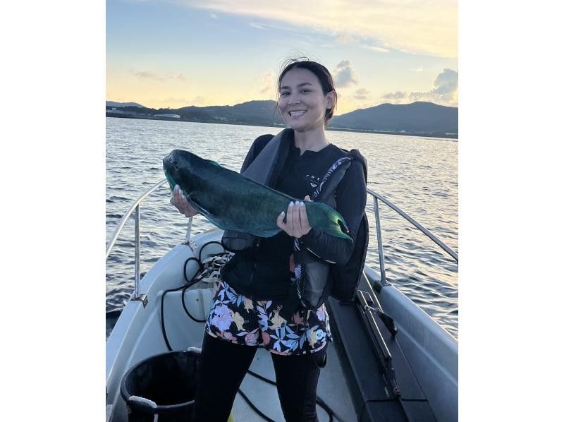 [โอกินาว่า คุเมจิมะ] นักท่องเที่ยวขาประจำที่ได้รับความนิยมสูงสุด: ลิ้มรสปลาสดๆ! สัมผัสประสบการณ์ทัวร์กับชาวประมง!の紹介画像