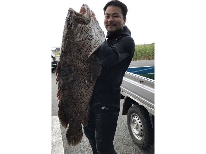 [โอกินาว่า คุเมจิมะ] นักท่องเที่ยวขาประจำที่ได้รับความนิยมสูงสุด: ลิ้มรสปลาสดๆ! สัมผัสประสบการณ์ทัวร์กับชาวประมง!の紹介画像