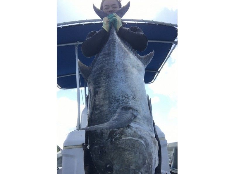 [โอกินาว่า คุเมจิมะ] นักท่องเที่ยวขาประจำที่ได้รับความนิยมสูงสุด: ลิ้มรสปลาสดๆ! สัมผัสประสบการณ์ทัวร์กับชาวประมง!の紹介画像