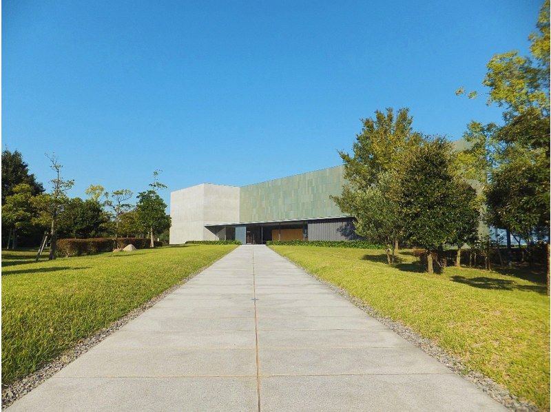 【香川県・琴平/丸亀/坂出】香川アート三重奏 ― 灸まん・東山・猪熊、三人の作家をめぐる芸術の旅の紹介画像