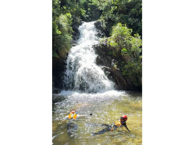 【石垣島キャニオニング(半日)】【あやぱにの滝！ウォーターパワーチャージ！】【1名様もOK!!】GoGoTourオリジナルコースの紹介画像