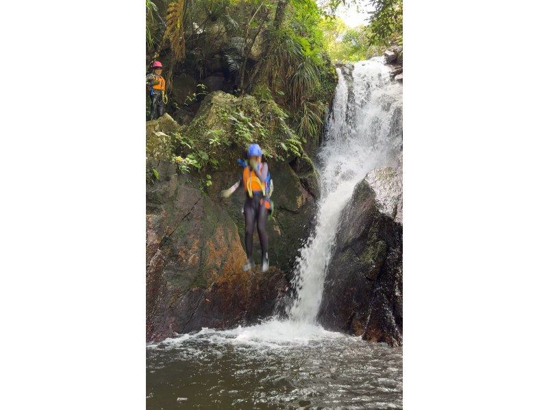 【石垣島キャニオニング(1日)】【こっかーらの滝！ダイブスプラッシュ！】【1名様もOK!!】GoGoTourオリジナルコースの紹介画像