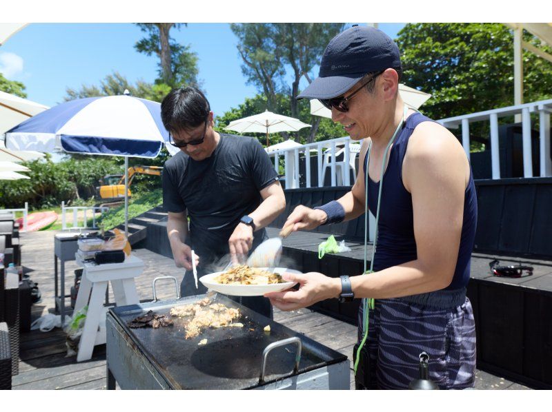 [Okinawa, Tsuken Island Area] Enjoy parasailing and ocean view BBQ on Tsuken Island!の紹介画像