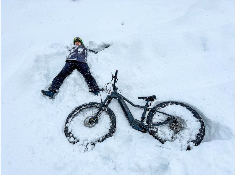 [อากิตะ ทะเลสาบทาซาวะ] ปั่นจักรยานชมทิวทัศน์หิมะ! ทัวร์ปั่นจักรยานบนหิมะ!の紹介画像