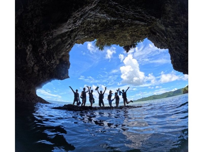 [Ishigaki Island / 1 day] Mangrove drone & SUP/Kayak with SLR + Blue Cave Sea Turtle Encounter Rate 99.9% Snorkeling & Kabira Bay Drone & Healing Waterfallの紹介画像