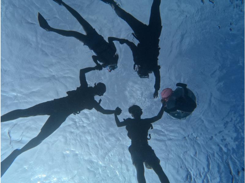 【那覇・糸満周辺・ビーチシュノーケリング】ウミガメと泳げる！？★天然の水族館で絶景ツアー★泳げない方も大歓迎の紹介画像