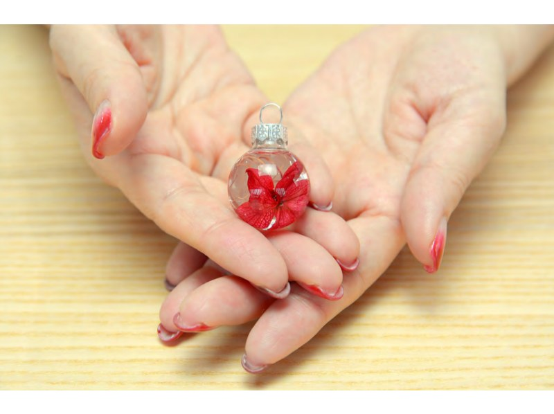 千葉・千葉みなと【ホテルで楽しむ！】固まるハーバリウムのクリスマスガラスボールオーナメント作成レッスンの紹介画像