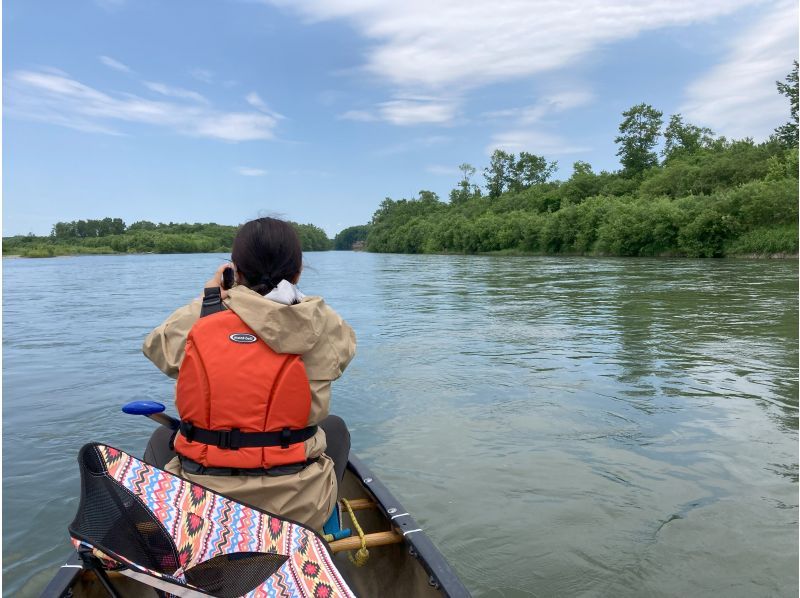 【北海道，十勝】來一趟探索日高山脈、觀賞野鳥、領略十勝自然風光的地理之旅吧！歡迎攜帶寵物！雙人獨木舟遊船：薩津內，十勝川の紹介画像