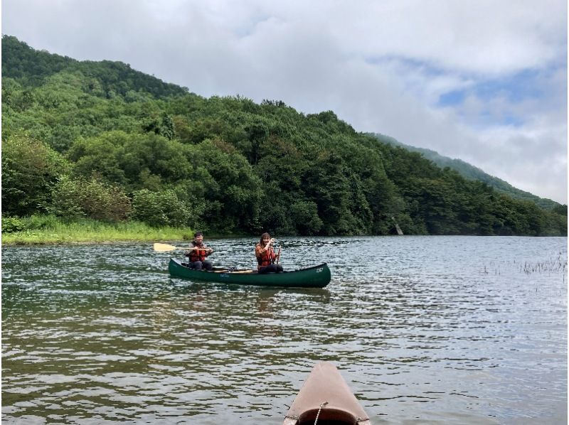 [Hokkaido, Tokachi] A unique spot at the foot of Hidaka Mountains National Park near Obihiro Airport. Exceptional transparency and location! 〈Mirror-like waters! Canadian canoeing experience〉の紹介画像