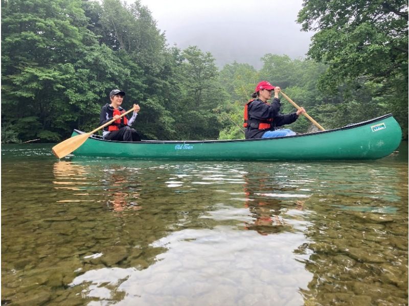 [Hokkaido, Tokachi] A unique spot at the foot of Hidaka Mountains National Park near Obihiro Airport. Exceptional transparency and location! 〈Mirror-like waters! Canadian canoeing experience〉の紹介画像